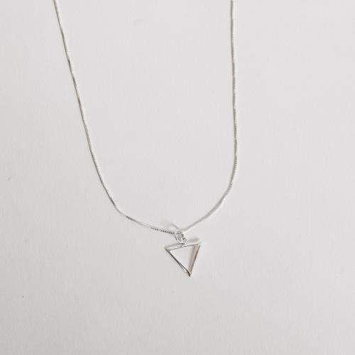 Colar pingente triângulo vazado 12mm 40cm