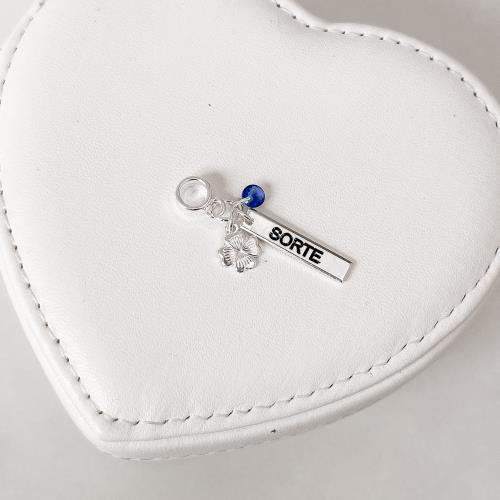 Berloque pingente patuá placa sorte resina