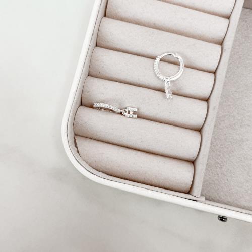 Argola click cravejada 14mm pingente letra H