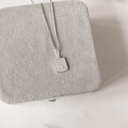 Colar pingente placa letra K 12mm 45cm