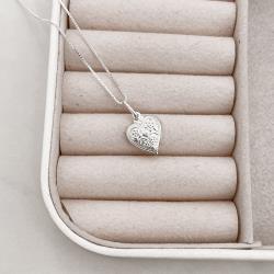 Colar pingente coração desenhado 16mm 45cm