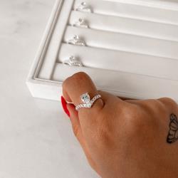 Anel V cravejado zircônia gota