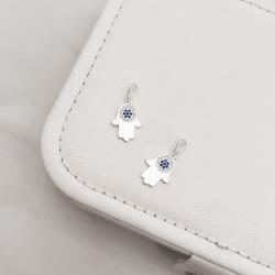 Pingente mão cravejada detalhe zircônia azul 14mm