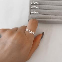 Anel coração vazado com batimentos