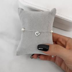 Pulseira entremeio pérola com pingentes coração vazado