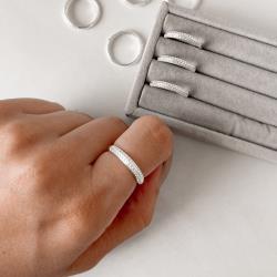 Anel meia aliança cravejado duplo