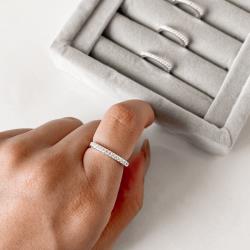 Anel quadrado cravejado arredondado