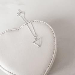 Colar pingente triângulo vazado 12mm 40cm