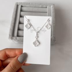 Conjunto brinco e colar trevos vazado e cravejado 45cm