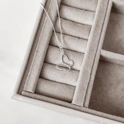 Colar pingente borboleta vazada de lado 15mm 45cm