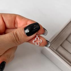 Pingente trevo vazado 11mm