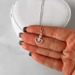 Colar pingente infinito cravejado com coração vazado 12mm 45cm