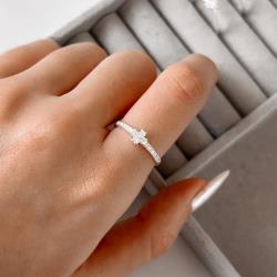 Anel meia aliança com trevo cravejado