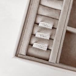 Anel largo fio bolinhas trabalhado