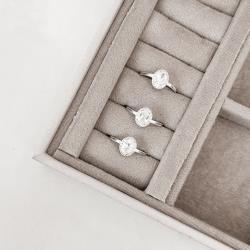 Anel solitário oval cravejado