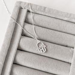 Colar pingente mão detalhe coração 12mm 45cm