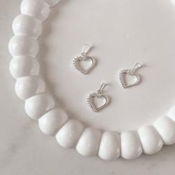 Pingente coração vazado metade cravejado 12mm