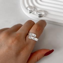 Anel aberto fio achatado detalhe zircônia