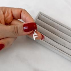 Berloque pingente letra F cravejada 10mm