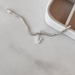 Berloque pingente letra V cravejada 10mm