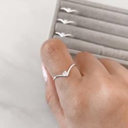 Anel mini V com zircônia