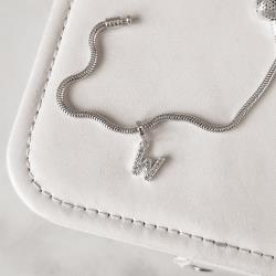 Berloque pingente letra W cravejada 10mm