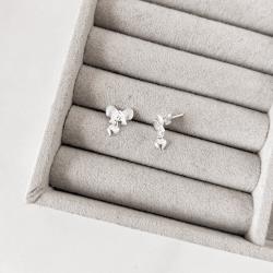 Brinco laço riscado 10mm pingente coração