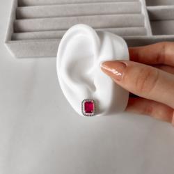 Brinco zircônia retangular cereja com cravejado 13mm