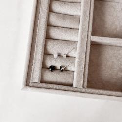 Dupla zircônias coração cristal 4mm e ônix 6mm