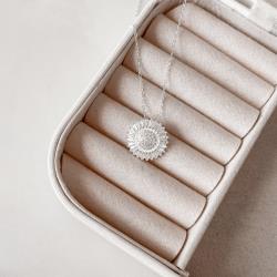 Colar pingente flor cravejada trabalhada 17mm corrente cadeado 40+5cm