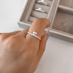 Anel cravejado detalhe coração cheio