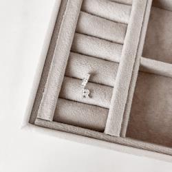 Berloque pingente letra R cravejada 6mm elo corações