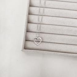 Colar pingente coração vazado com zircônia 14mm 45cm