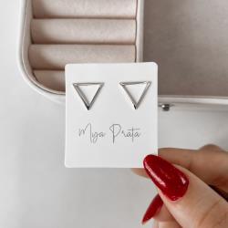 Brinco triângulo invertido vazado 14mm