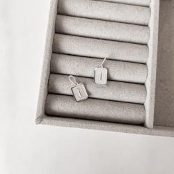 Pingente placa letra I 12mm 