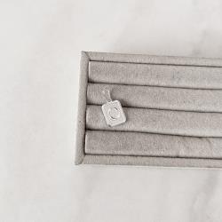 Pingente placa letra O 12mm 