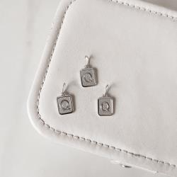 Pingente placa letra Q 12mm 