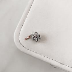 Berloque separador cadeado Mickey e Minnie 14mm importado detalhe ródio e resina