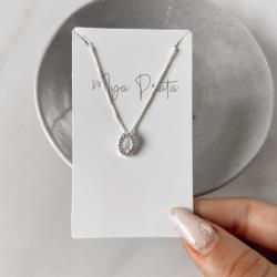 Colar letra Q cravejada 45cm