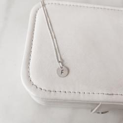 Colar pingente medalha letra F 10mm 40cm