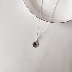 Colar pingente medalha calma, paz e equilíbrio resina 12mm 45cm