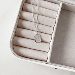 Colar pingente placa letra C 12mm 45cm