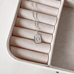 Colar pingente placa letra O 12mm 45cm