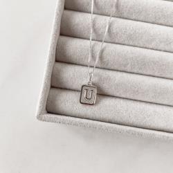 Colar pingente placa letra U 12mm 45cm