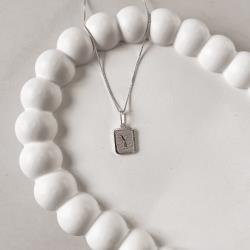 Colar pingente placa letra Y 12mm 45cm