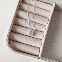 Colar letra Q cravejada 9mm 45cm