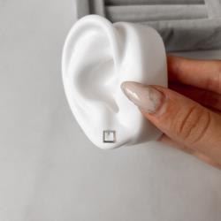 Brinco quadrado vazado 6mm