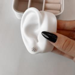 Brinco flor cravejada com bolinhas 8mm