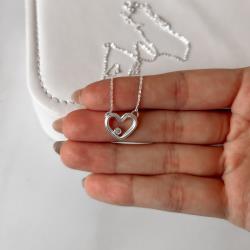 Colar coração vazado com zircônia 14mm corrente cadeado 40cm com alongadora