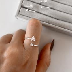 Anel letra A cravejada e zircônia regulável P